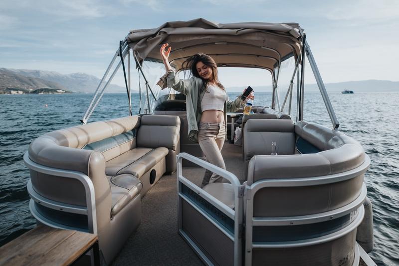 You are currently viewing How to Enjoy a Fun Family Day on a Pontoon Boat: The Ultimate Guide
