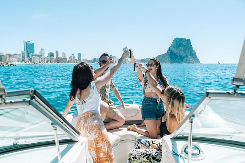 You are currently viewing What to Wear on a Boat