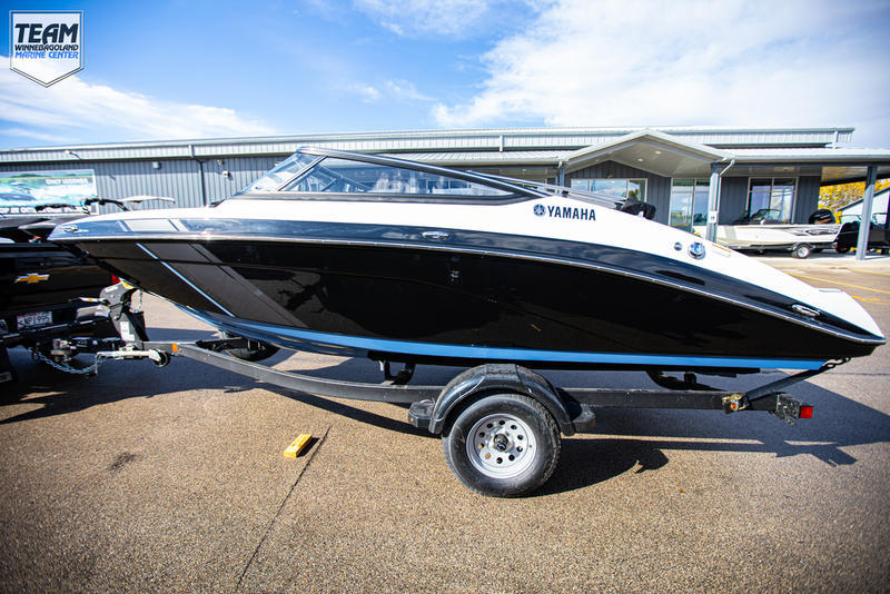 Read more about the article Experience Speed and Style on the Water with the Yamaha SX195 Jet Boat