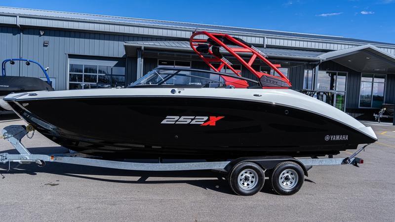 Read more about the article Experience Power, Efficiency, and Luxury with the 2022 Yamaha Marine 252XE