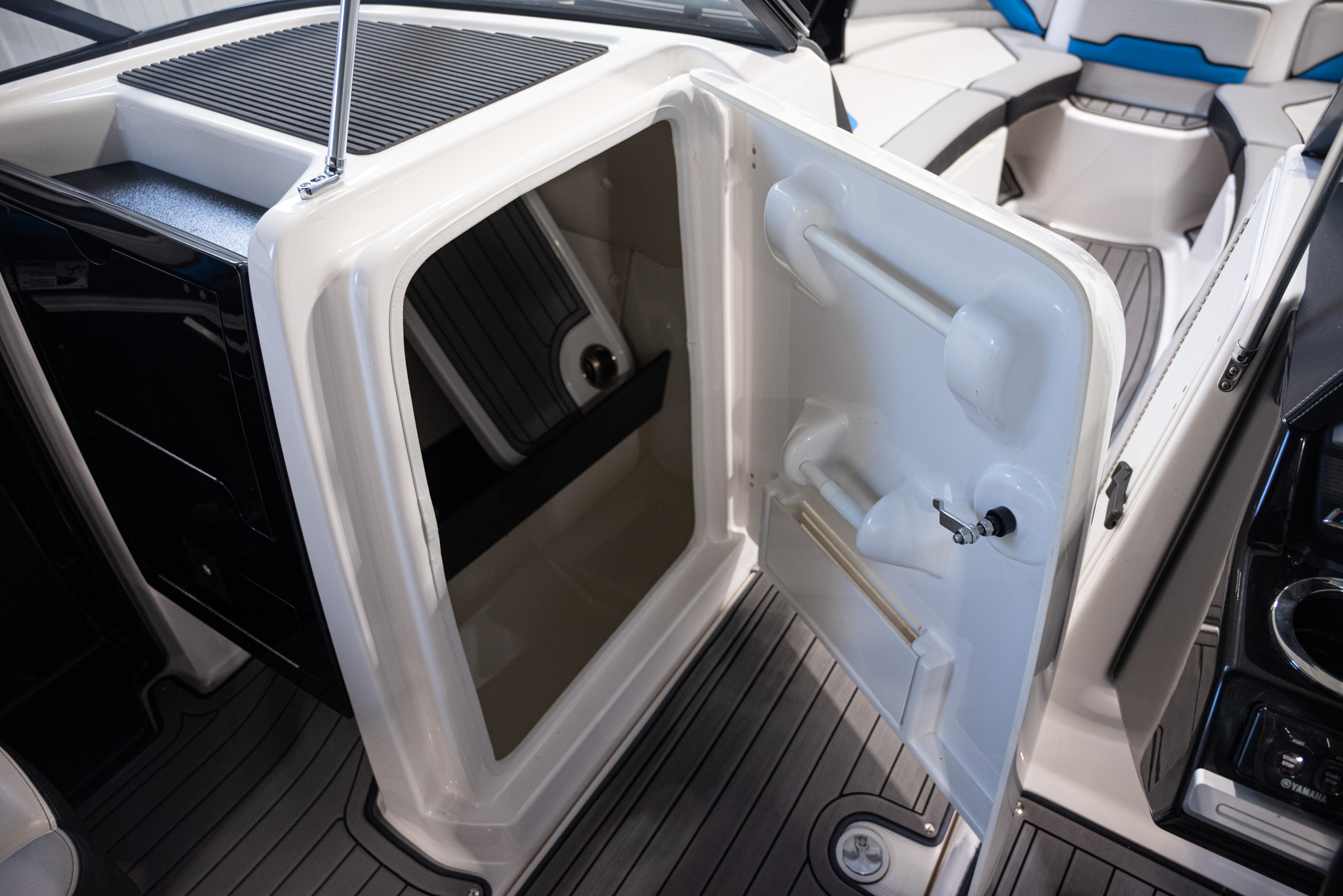2017 Yamaha Boats 242 X E-Series BOAT