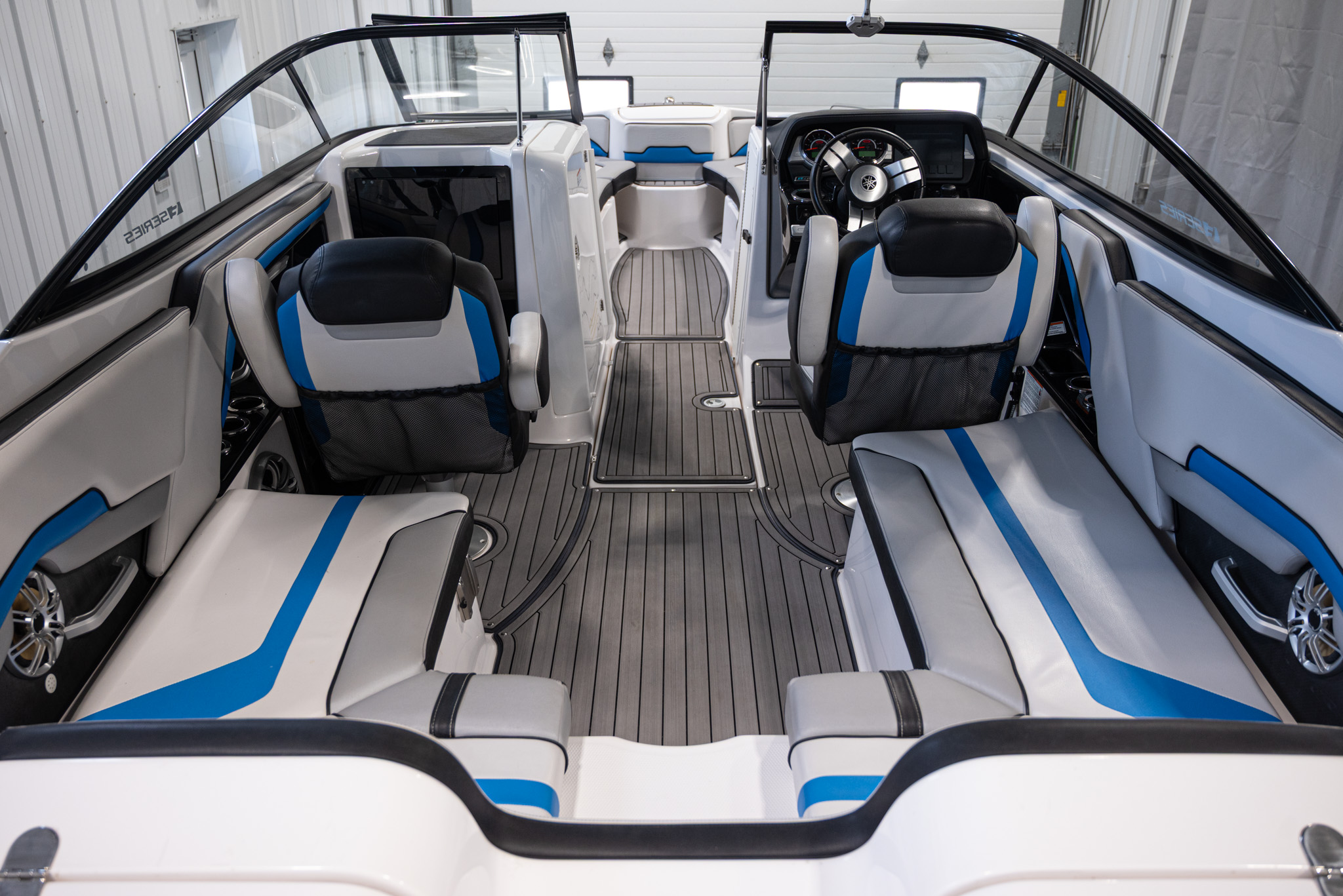 2017 Yamaha Boats 242 X E-Series BOAT