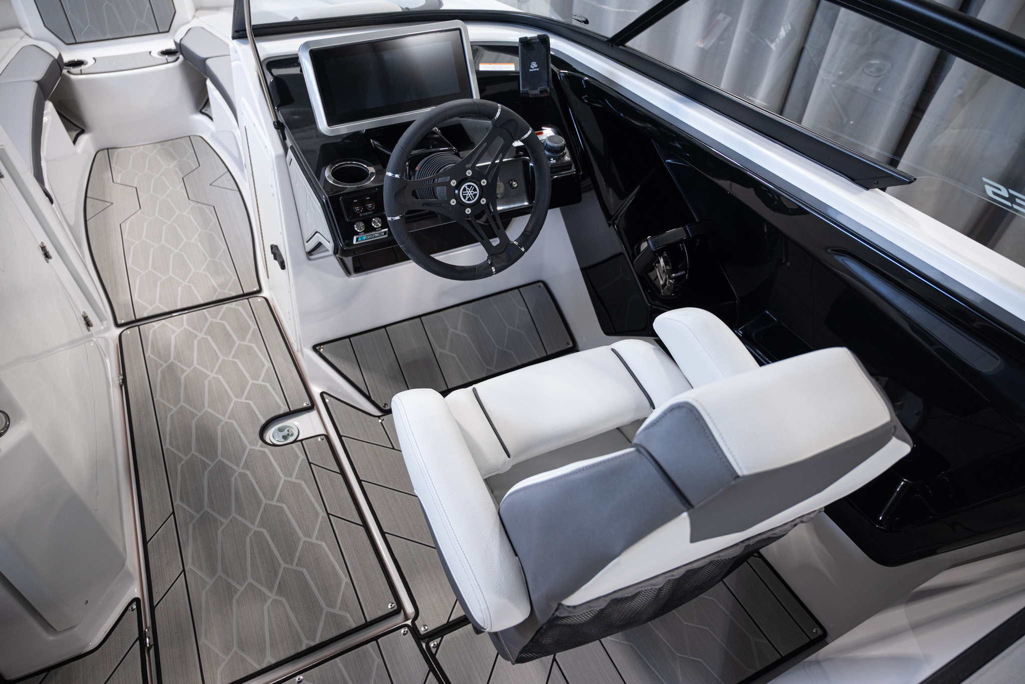 2025 Yamaha Boats 252XE BOAT