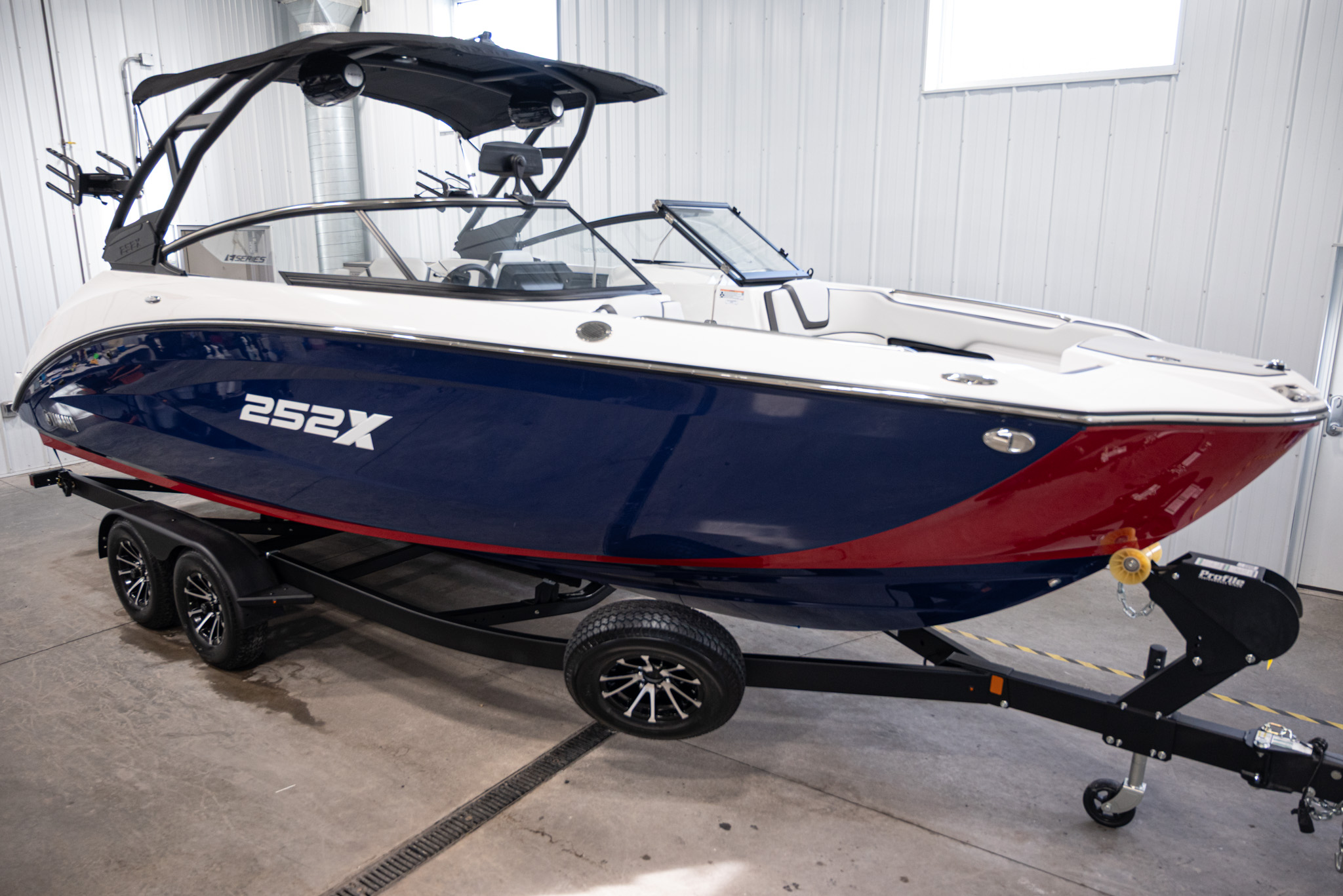 2025 Yamaha Boats 252XE BOAT