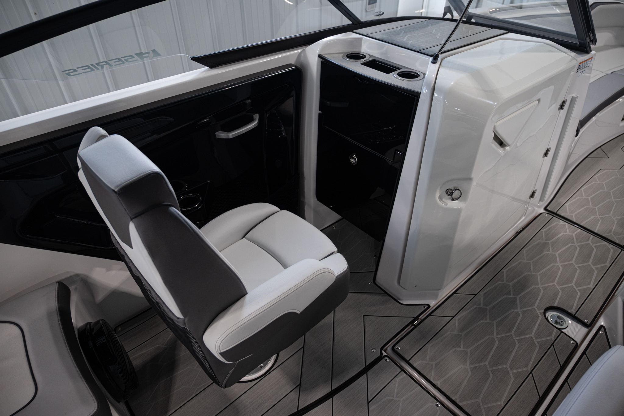 2025 Yamaha Boats 252XE BOAT