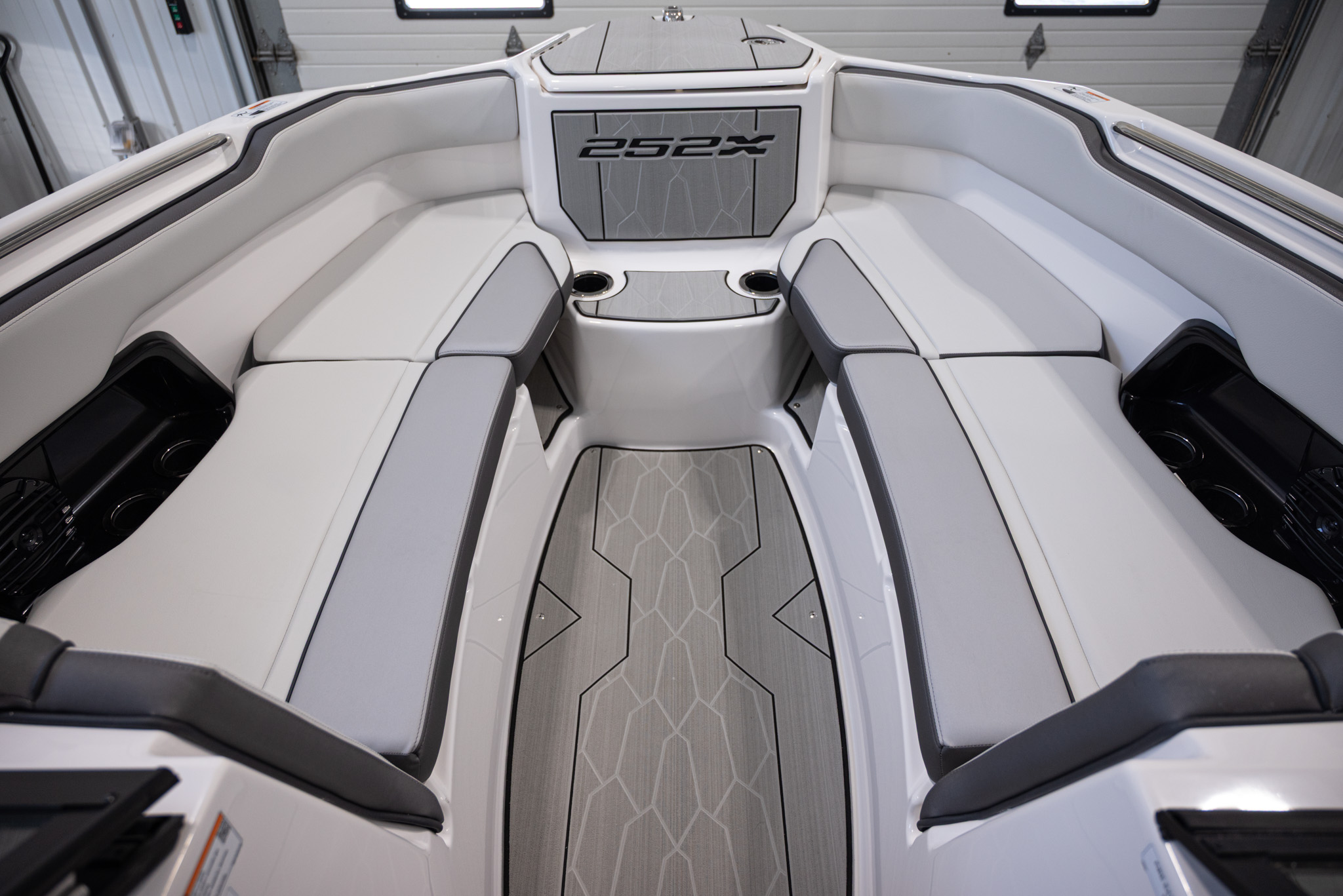 2025 Yamaha Boats 252XE BOAT