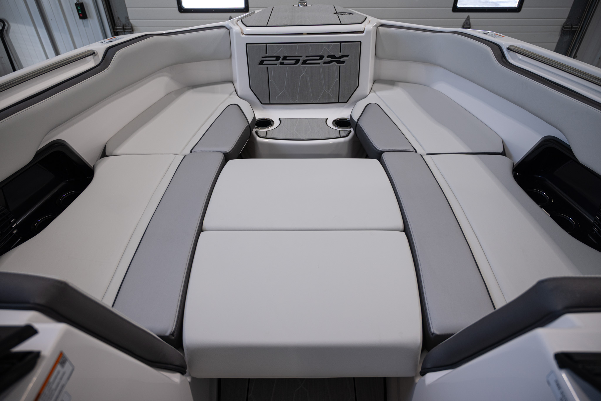 2025 Yamaha Boats 252XE BOAT
