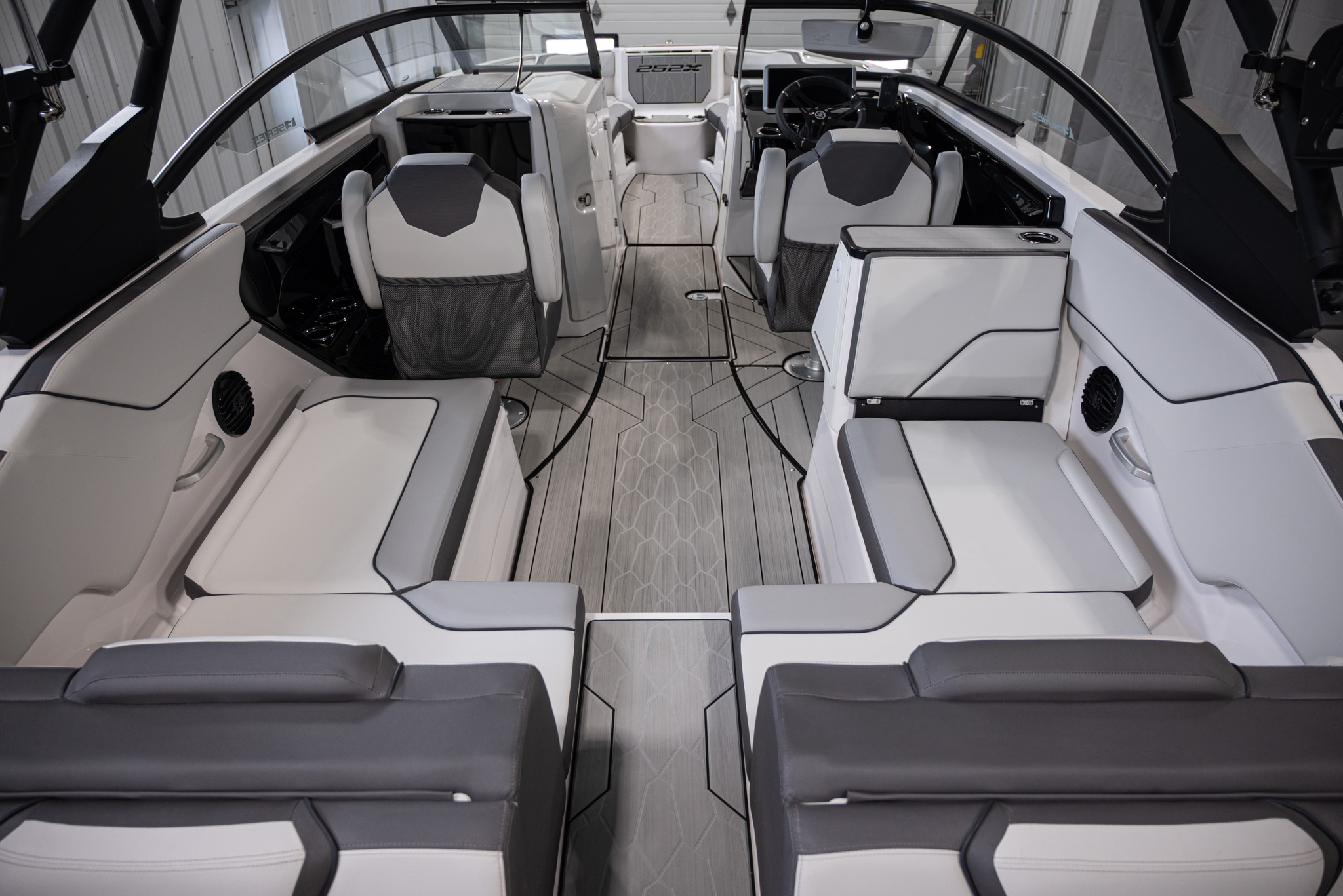 2025 Yamaha Boats 252XE BOAT