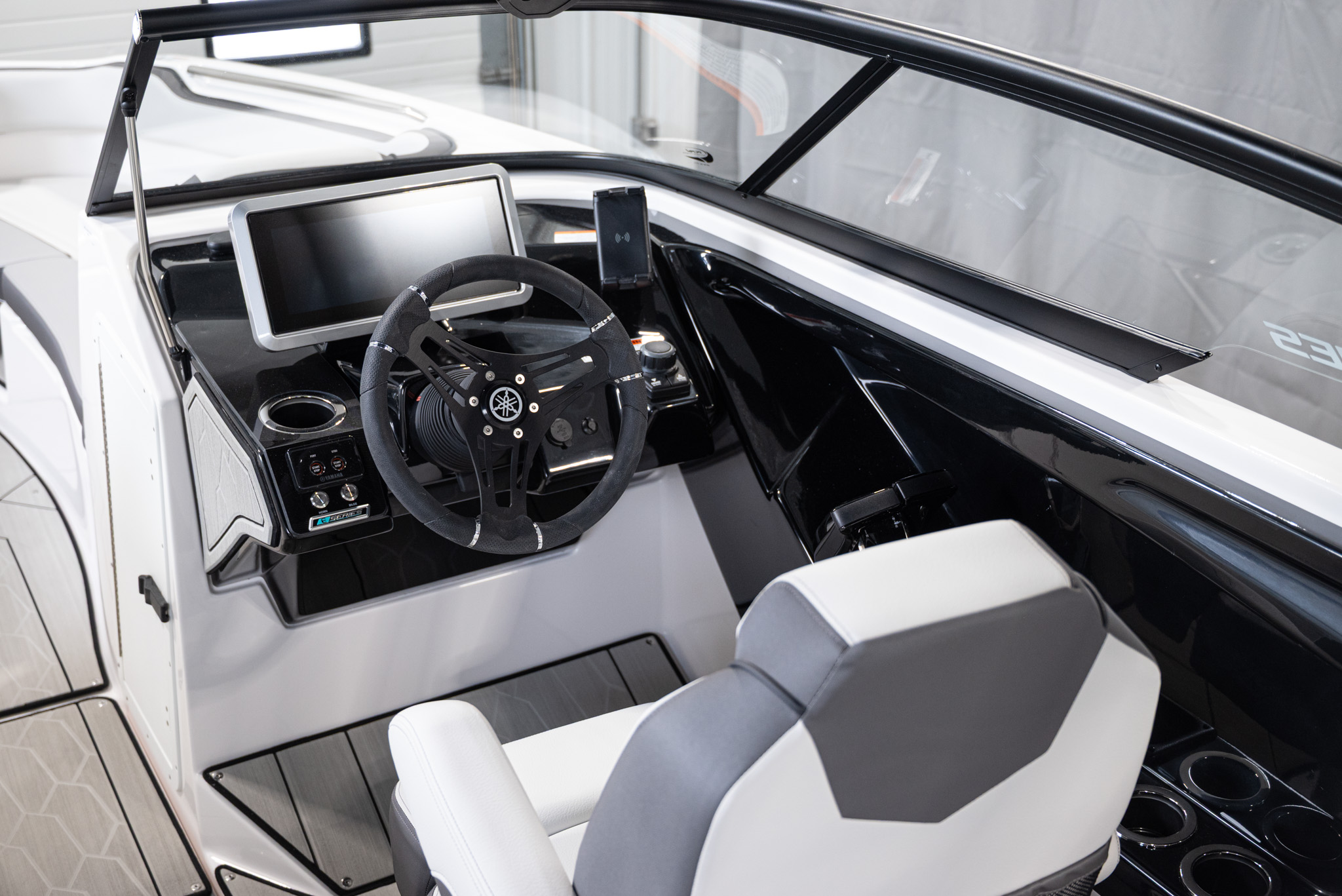 2025 Yamaha Boats 252XE BOAT