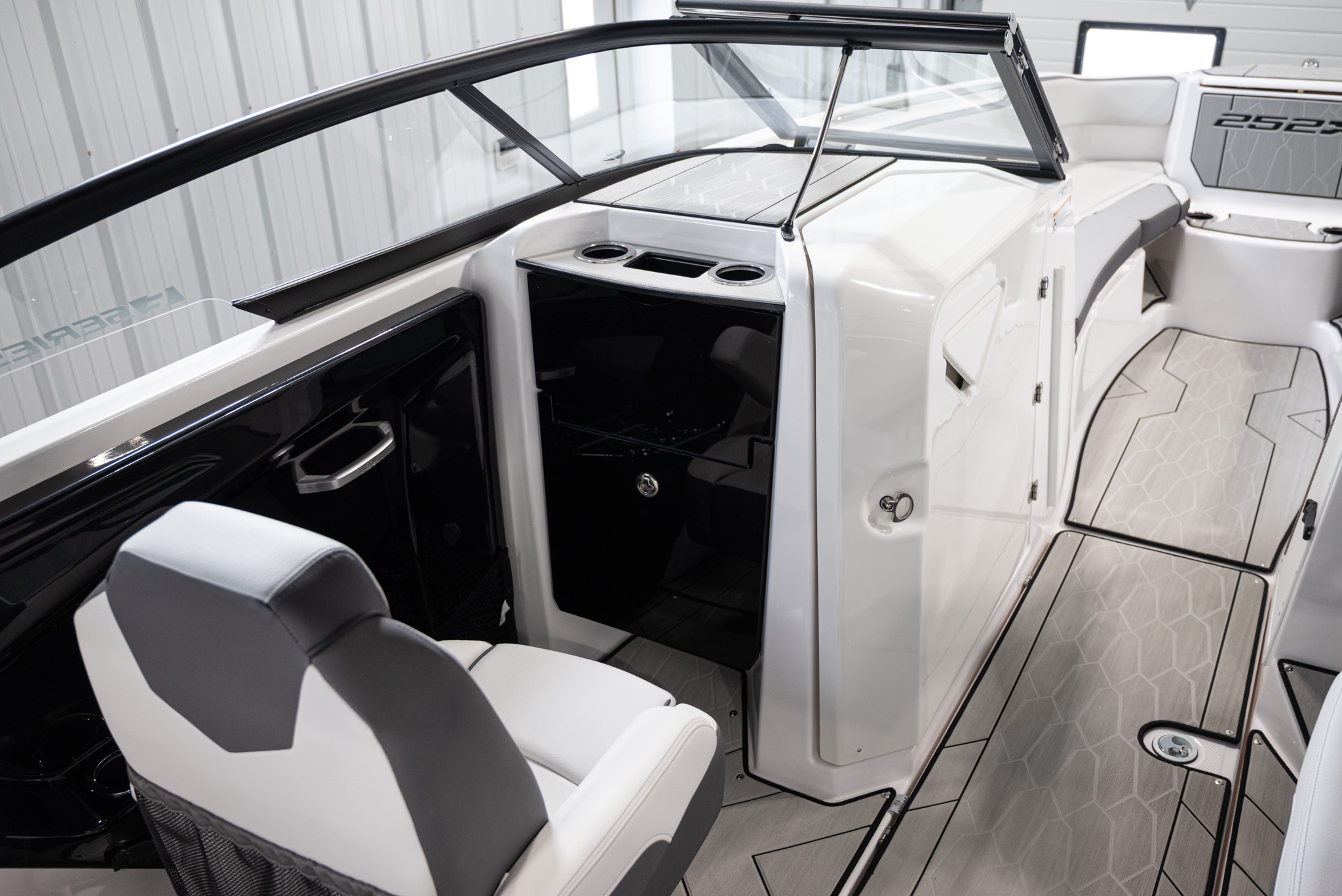 2025 Yamaha Boats 252XE BOAT