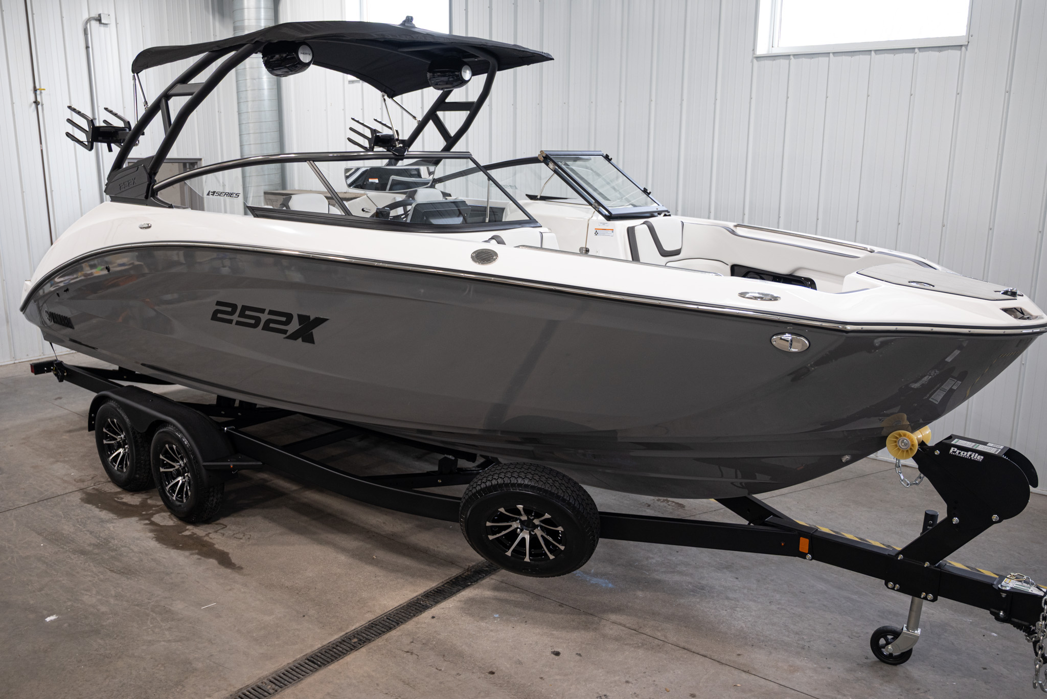 2025 Yamaha Boats 252XE BOAT