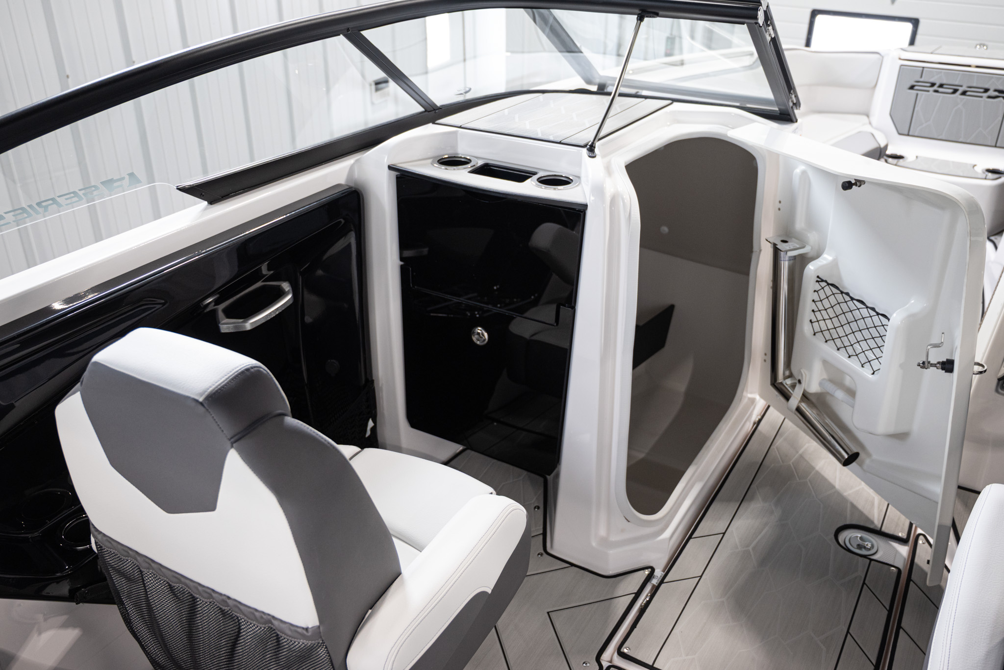 2025 Yamaha Boats 252XE BOAT