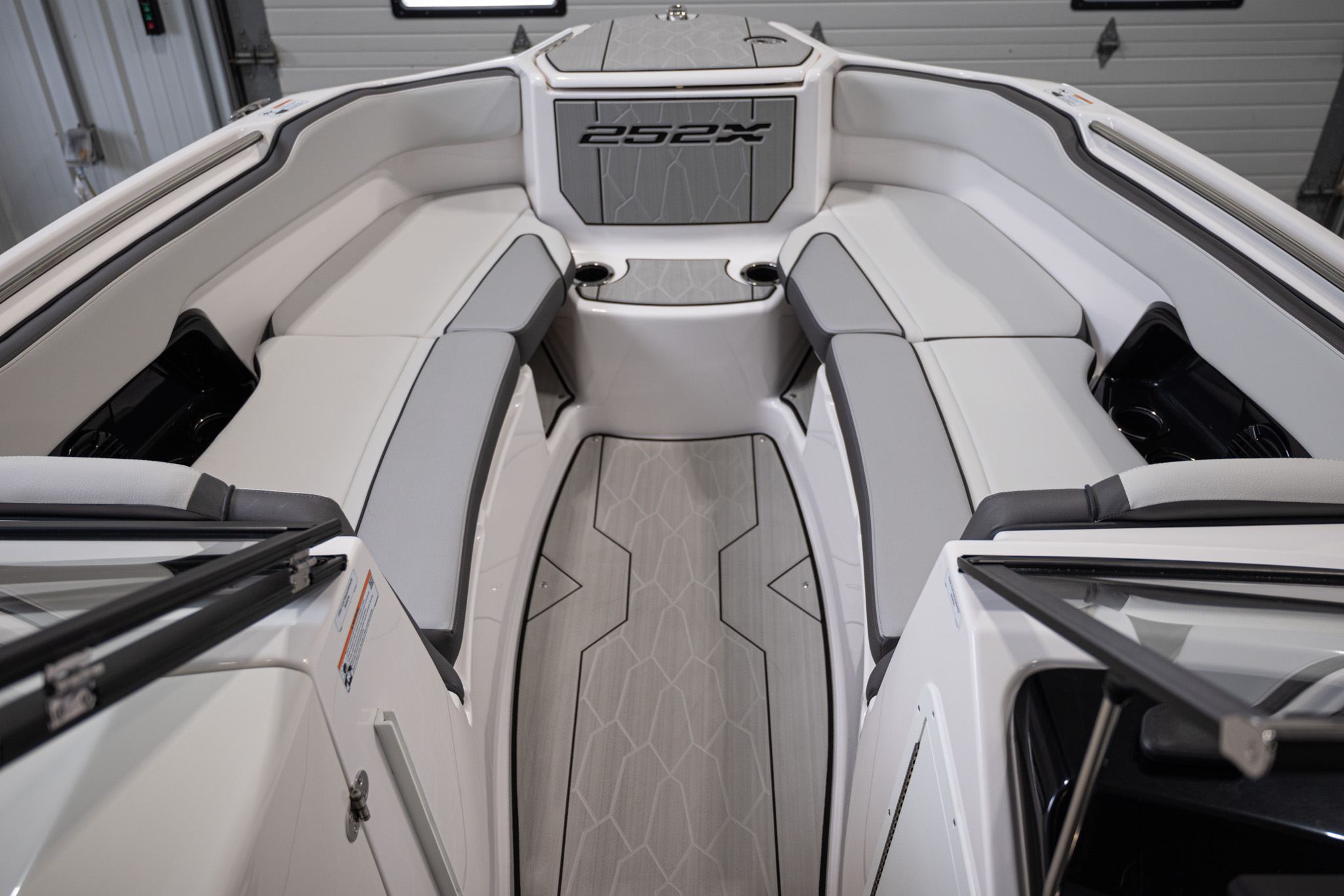 2025 Yamaha Boats 252XE BOAT
