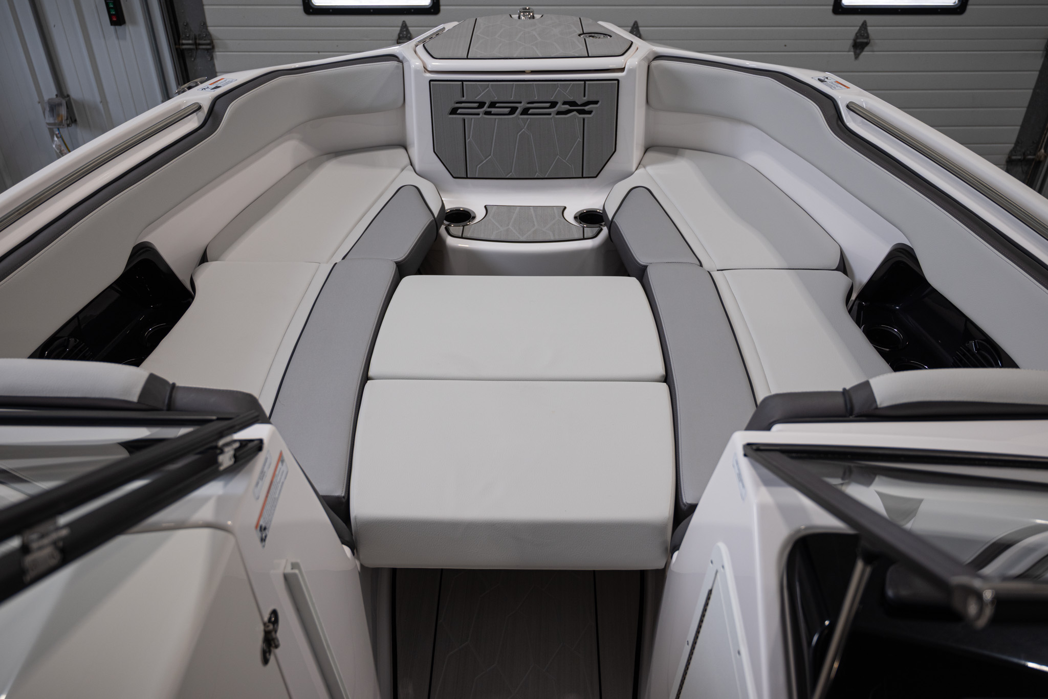 2025 Yamaha Boats 252XE BOAT