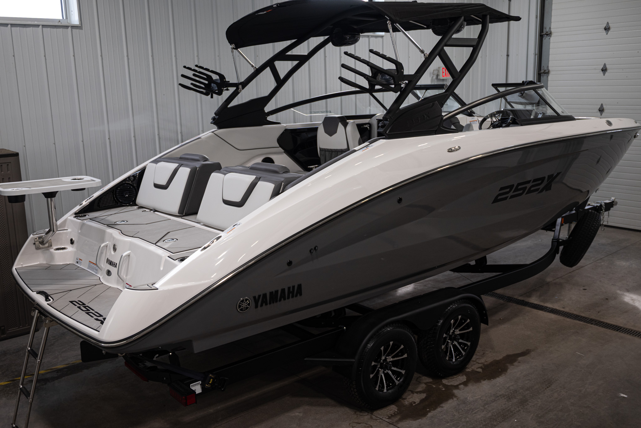 2025 Yamaha Boats 252XE BOAT