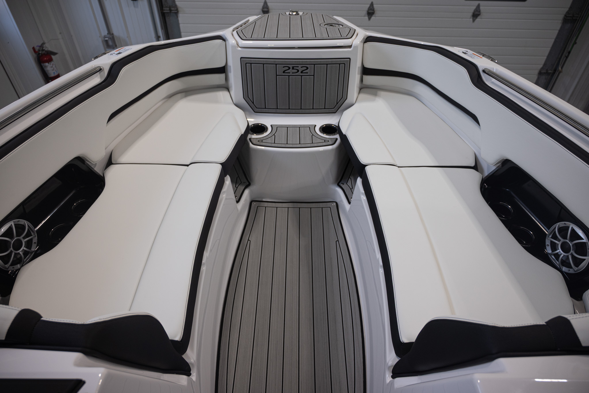 2026 Yamaha Boats 252SE BOAT