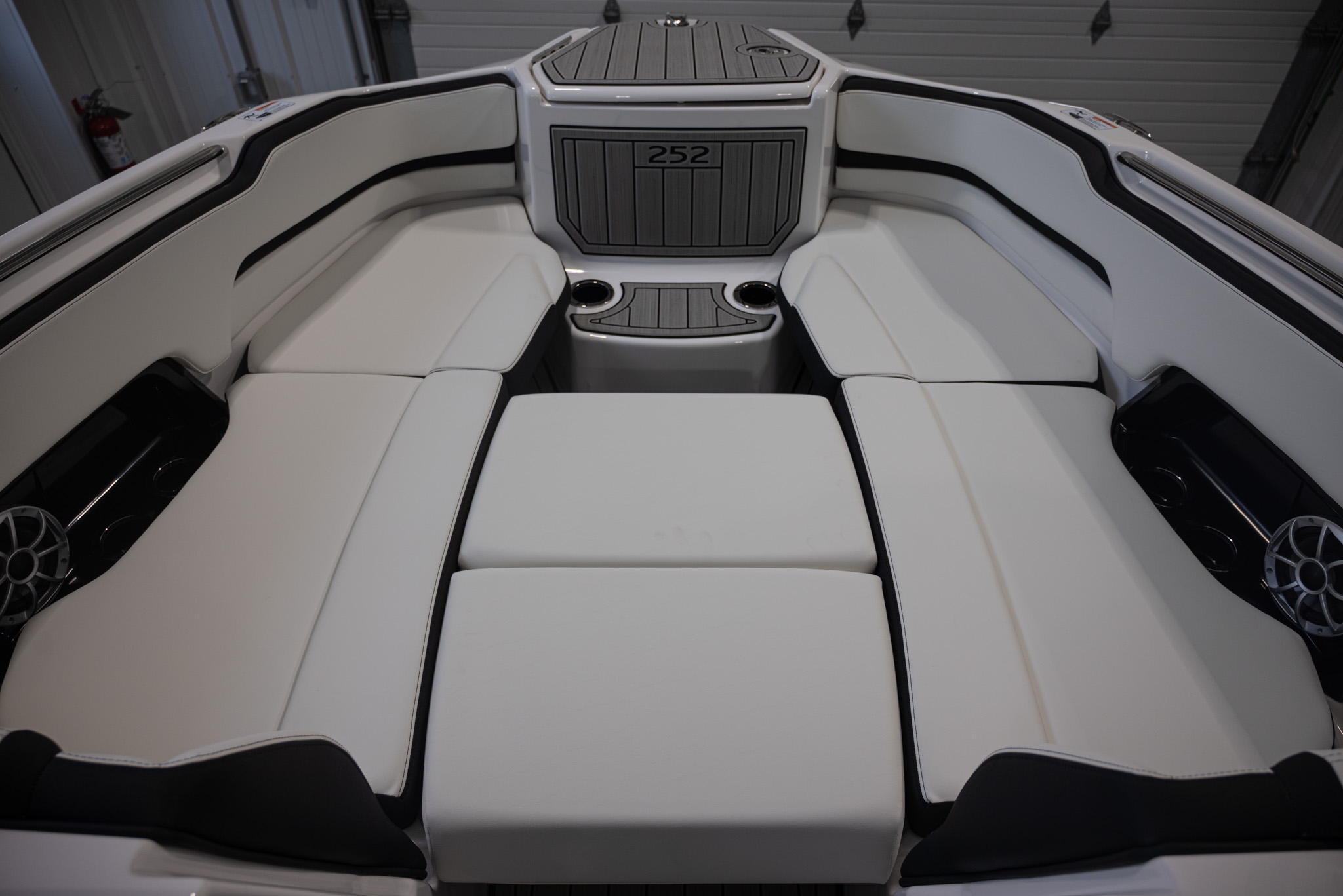 2026 Yamaha Boats 252SE BOAT