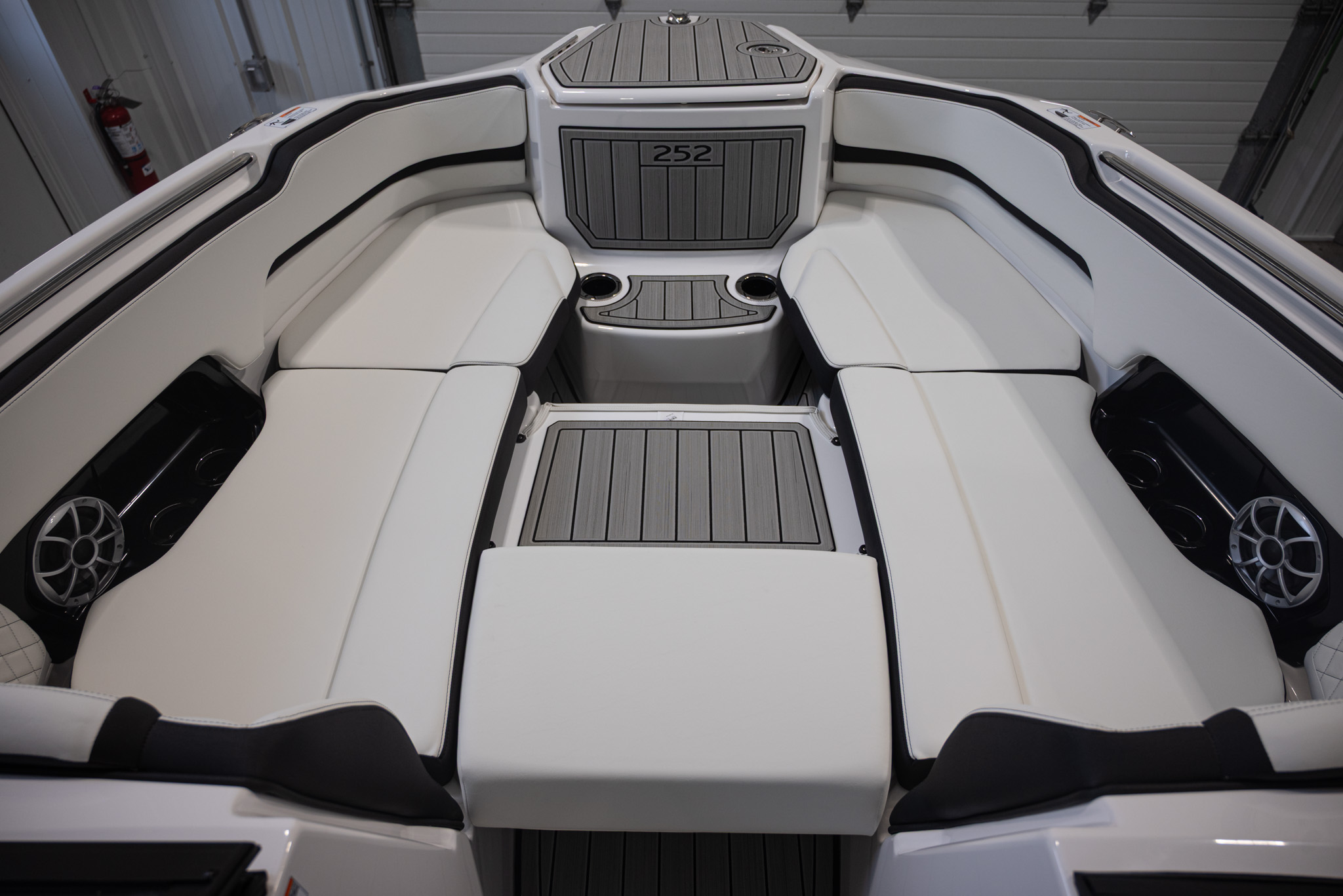 2026 Yamaha Boats 252SE BOAT
