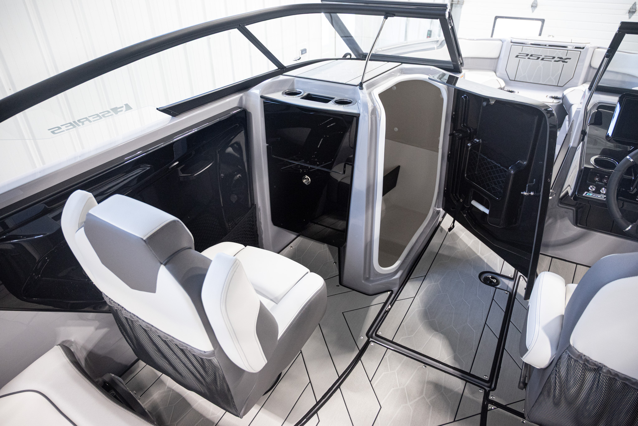 2026 Yamaha Boats 252XE BOAT