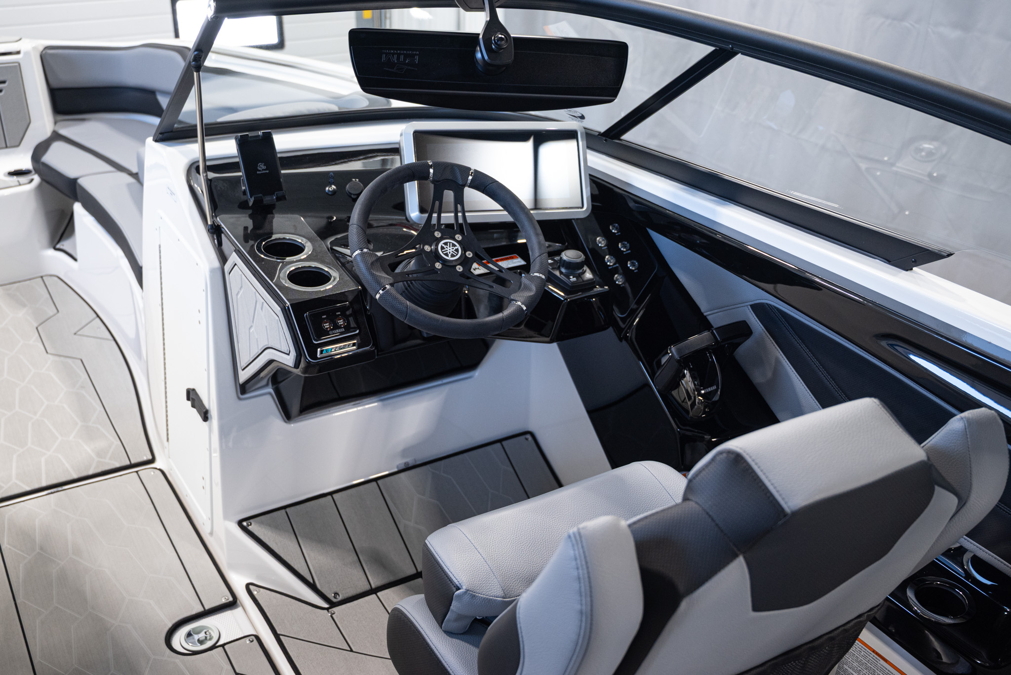 2026 Yamaha Boats 255XE BOAT
