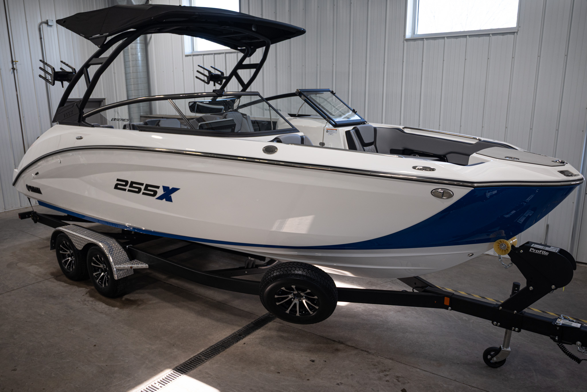 2026 Yamaha Boats 255XE BOAT
